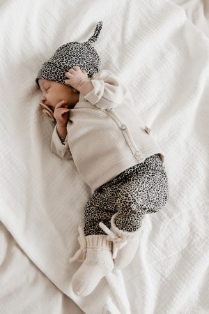Hello little you - newborn setje leopard sand panter panterprint, overslagshirtje rib zand, slofjes off white