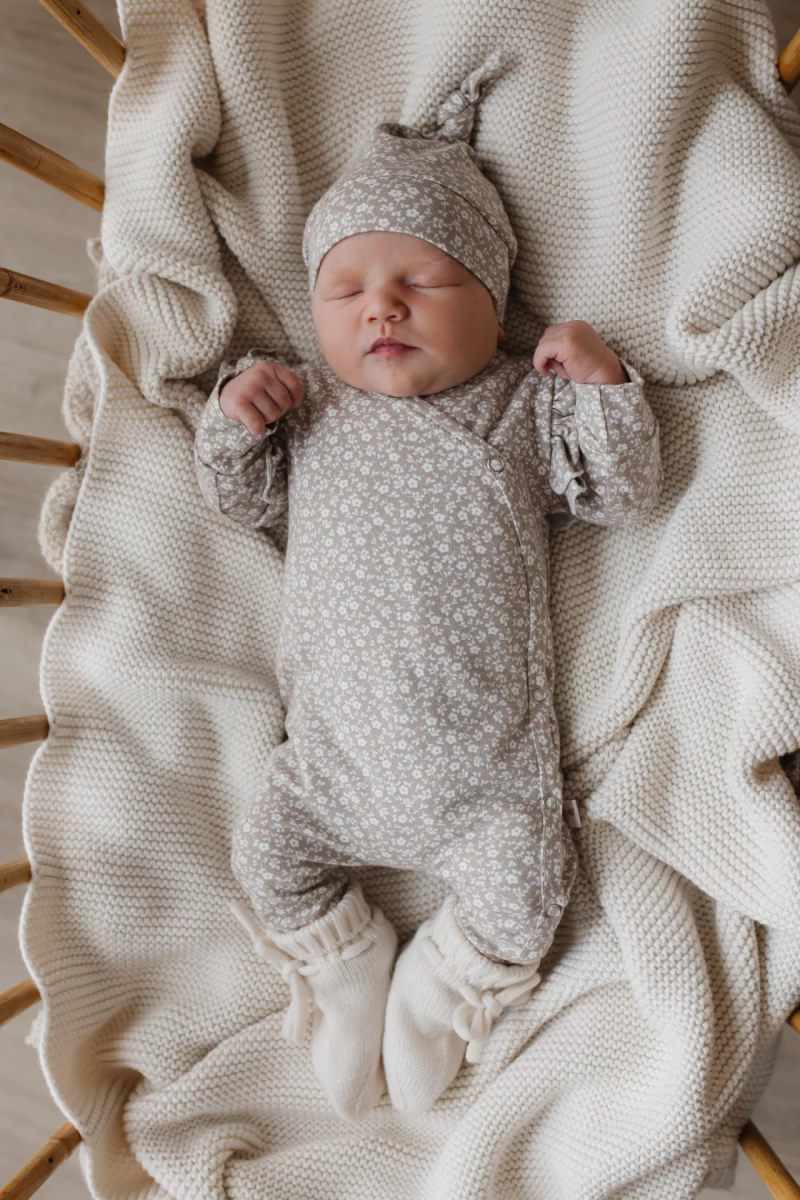 Hello little you - boxpakje ruffle fleurs zand grijs bloemetjes en newborn mutsje