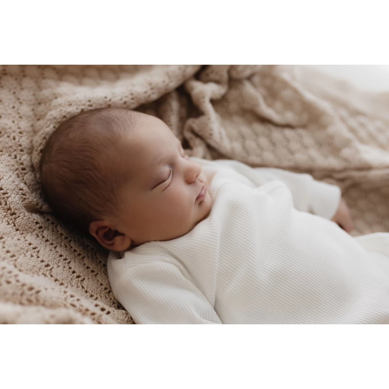 Hello little you - boxpakje rib lichtroze, slofjes merino wol off white, haarbandje small flowers bloemen