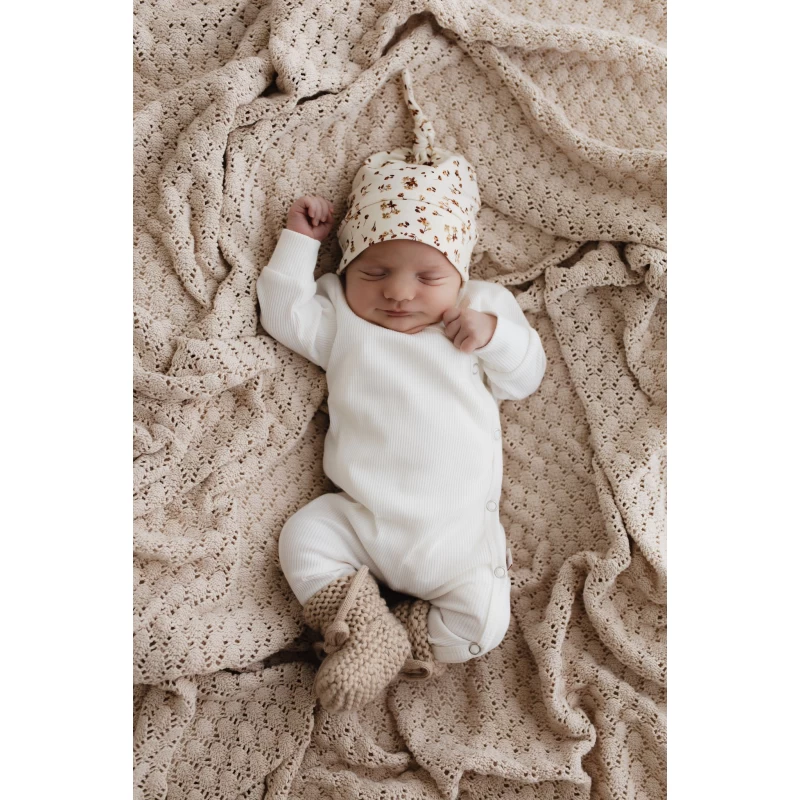 Hello little you - boxpakje rib ecru, chunky knit slofjes zand, mutsje bloemetjes