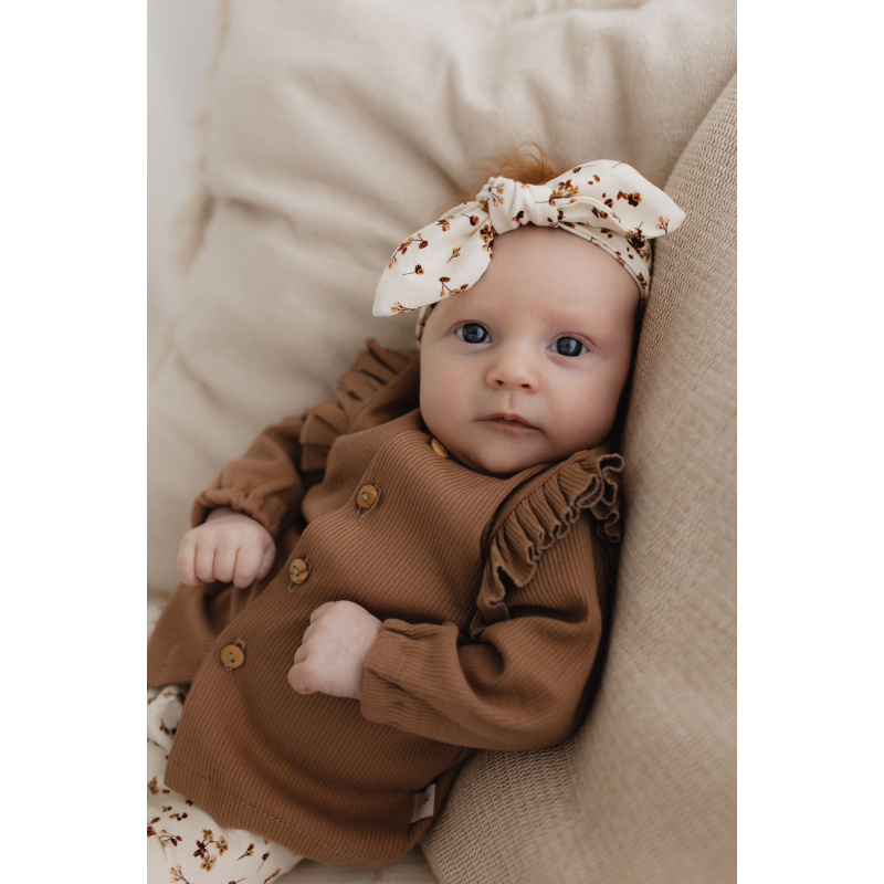 Hello little you - vestje ruffle rib cacao, haarbandje broekje bloemetjes