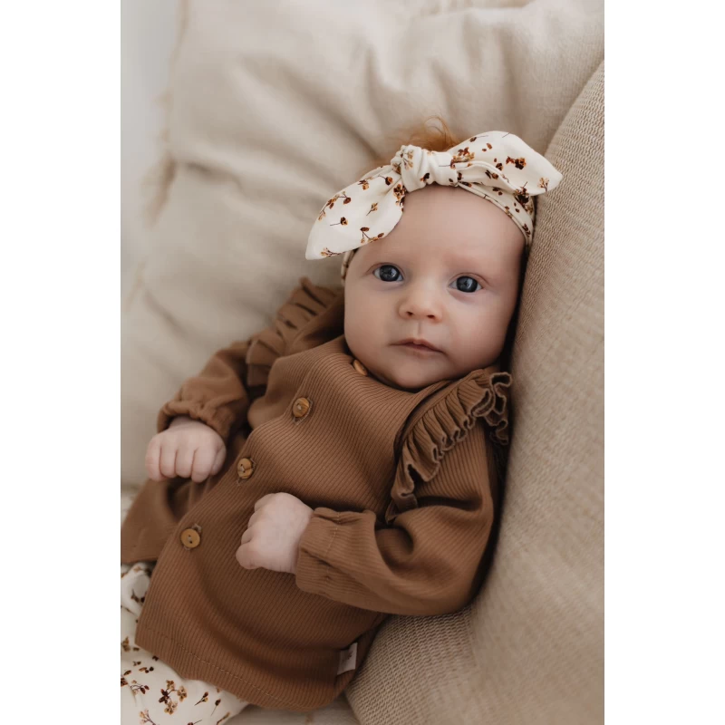 Hello little you - vestje ruffle rib cacao, haarbandje broekje bloemetjes