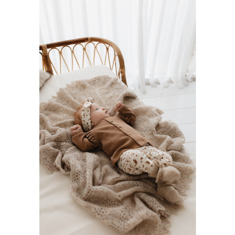 Hello little you - vestje ruffle rib cacao, haarbandje en broekje bloemetjes, slofjes zand