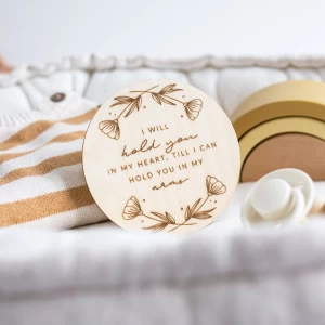 I will hold you in my heart till I can hold you in my arms - welcome little baby - geboorteaankondiging - zwangerschapsaankondiging van hout - houten ronde schijf - mijlpaal hout baby - Hello little you