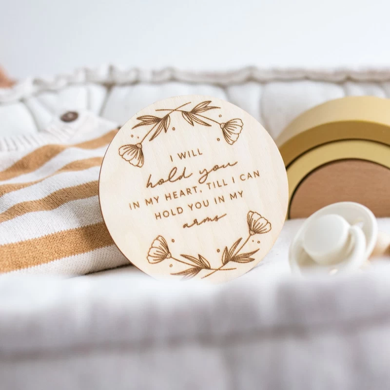 I will hold you in my heart till I can hold you in my arms - welcome little baby - geboorteaankondiging - zwangerschapsaankondiging van hout - houten ronde schijf - mijlpaal hout baby - Hello little you