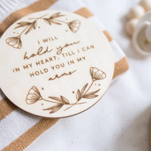 I will hold you in my heart till I can hold you in my arms - welkom kleine baby - geboorteaankondiging - zwangerschapsaankondiging van hout - houten ronde schijf - mijlpaal hout baby - Hello little you