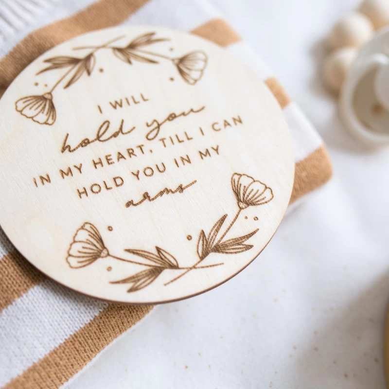 I will hold you in my heart till I can hold you in my arms - welkom kleine baby - geboorteaankondiging - zwangerschapsaankondiging van hout - houten ronde schijf - mijlpaal hout baby - Hello little you