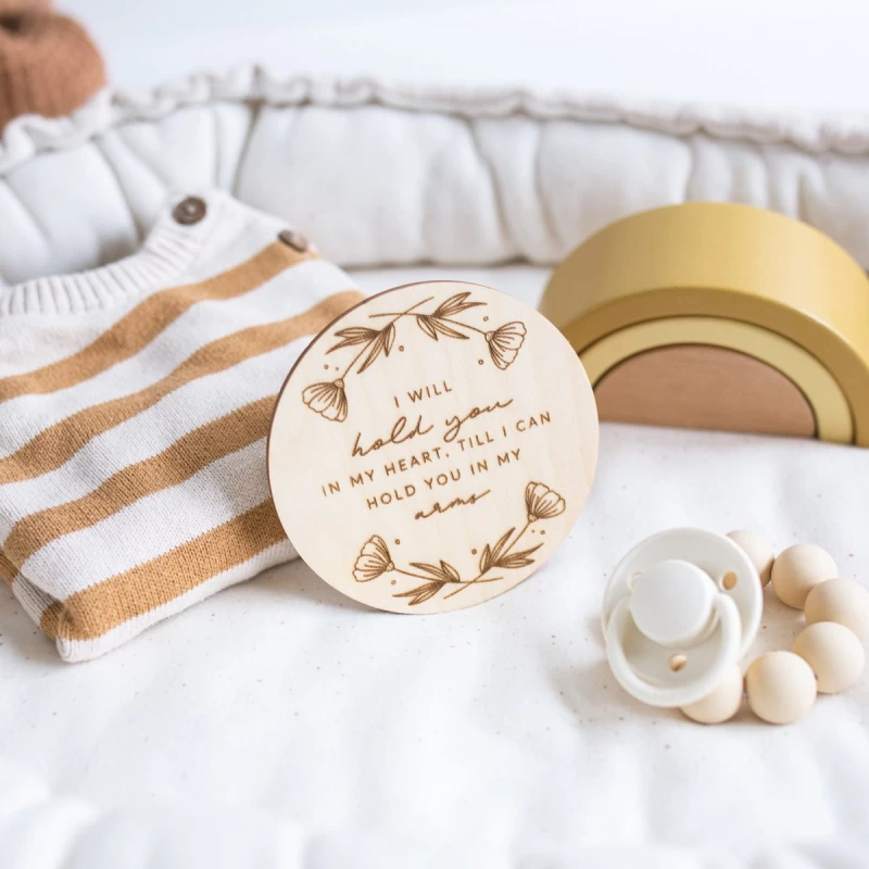 I will hold you in my heart till I can hold you in my arms - welkom kleine baby - geboorteaankondiging - zwangerschapsaankondiging van hout - houten ronde schijf - mijlpaalschijf baby - Hello little you