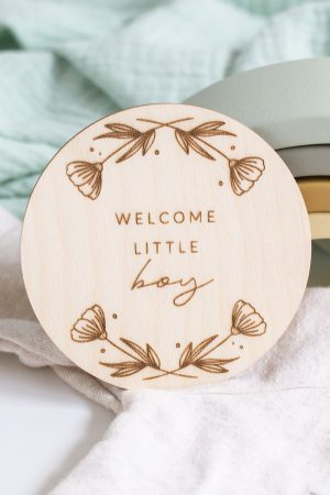 Welcome little boy - welkom kleine jongen - geboorteaankondiging - zwangerschapsaankondiging van hout - houten rond schijf - Hello little you