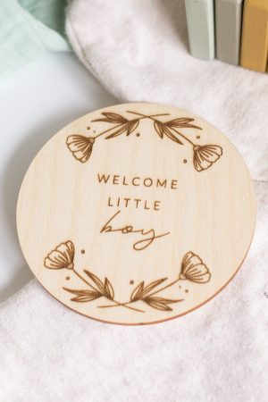 Welcome little boy - welkom kleine jongen - geboorteaankondiging - zwangerschapsaankondiging van hout - houten ronde schijf - Hello little you