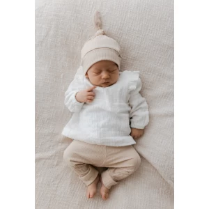 Hello little you - blouse ruffle ecru, broekje brede rib beige en mutsje newborn