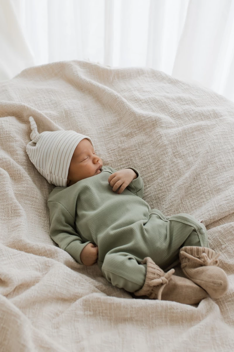Hello little you - boxpakje rib dusty green, mutsje rib streepjes zand wit