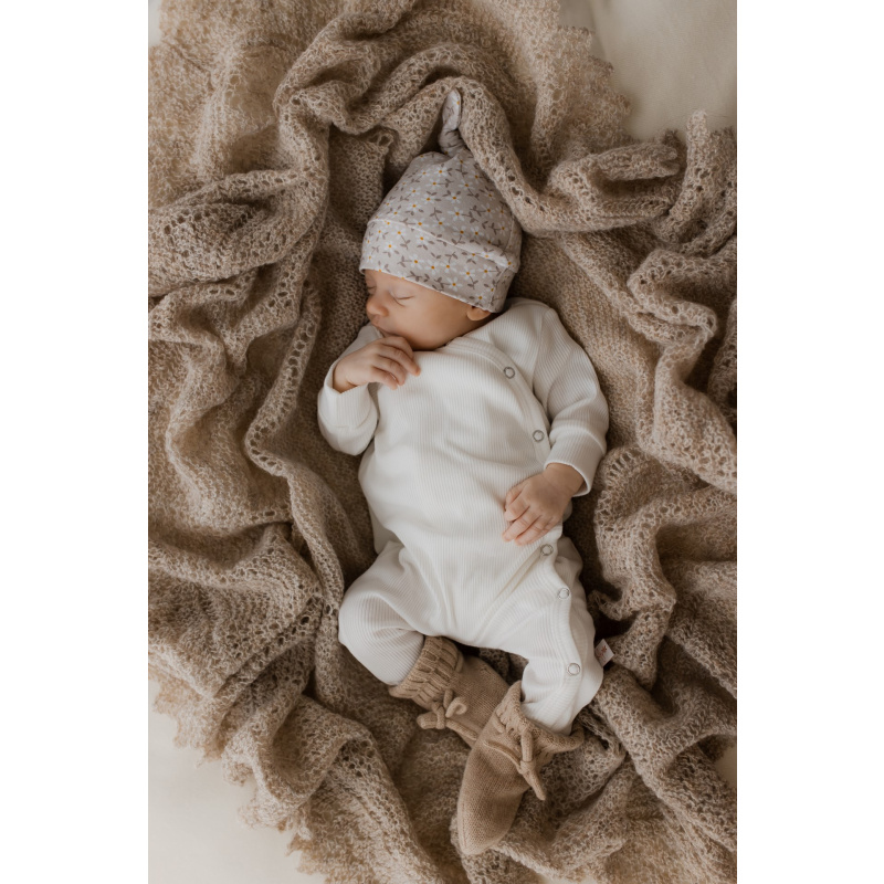 Hello little you - boxpakje rib ecru, slofjes merino wol zand, mutsje madelief