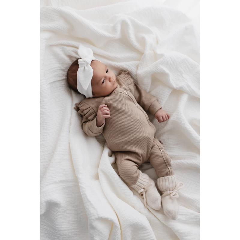 Hello Little You - Boxpakje smalle rib ruffle taupe, slofjes merino wol off white, haarbandje rib ecru