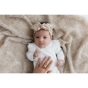 Hello Little You - boxpakje ruffle rib ecru, slofjes merino wol zand, haarbandje rib blossom
