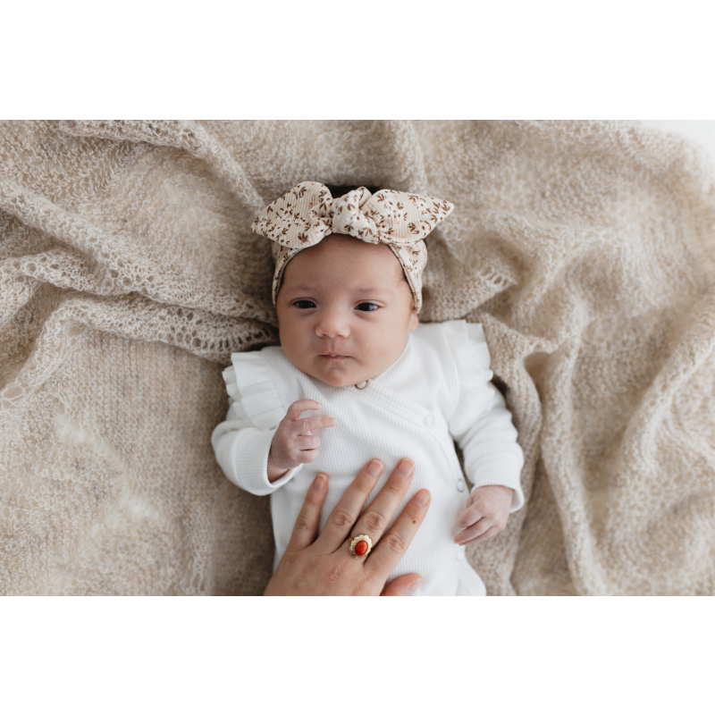 Hello Little You - boxpakje ruffle rib ecru, slofjes merino wol zand, haarbandje rib blossom