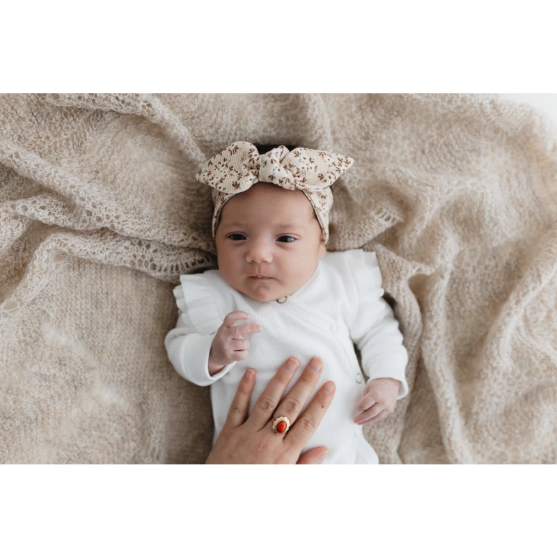 Hello Little You - boxpakje ruffle rib ecru, slofjes merino wol zand, haarbandje rib blossom