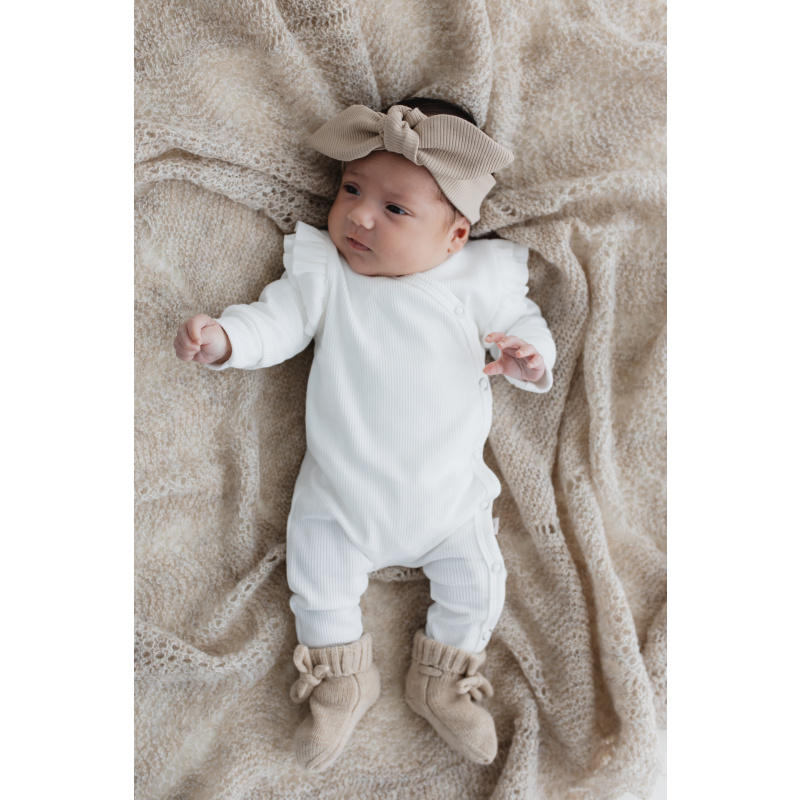 Hello Little You - boxpakje ruffle rib ecru, slofjes merino wol zand, haarbandje rib taupe