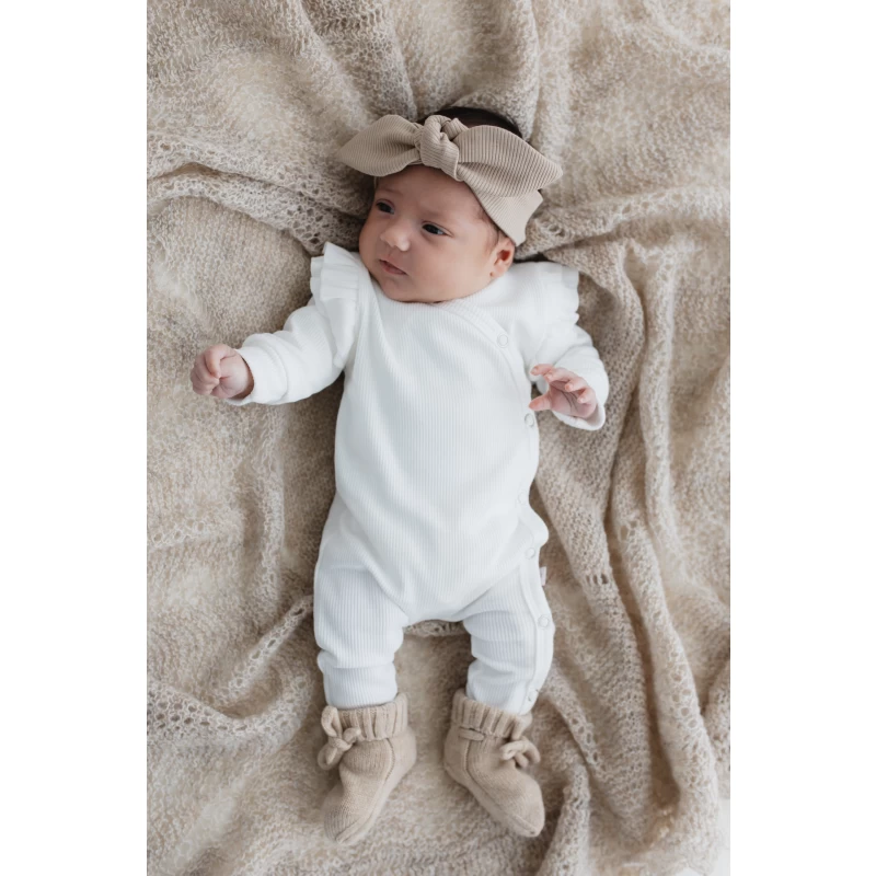 Hello Little You - boxpakje ruffle rib ecru, slofjes merino wol zand, haarbandje rib taupe