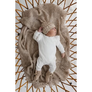 Hello Little You - boxpakje ruffle rib ecru, slofjes merino wol zand, mutsje rib blossom