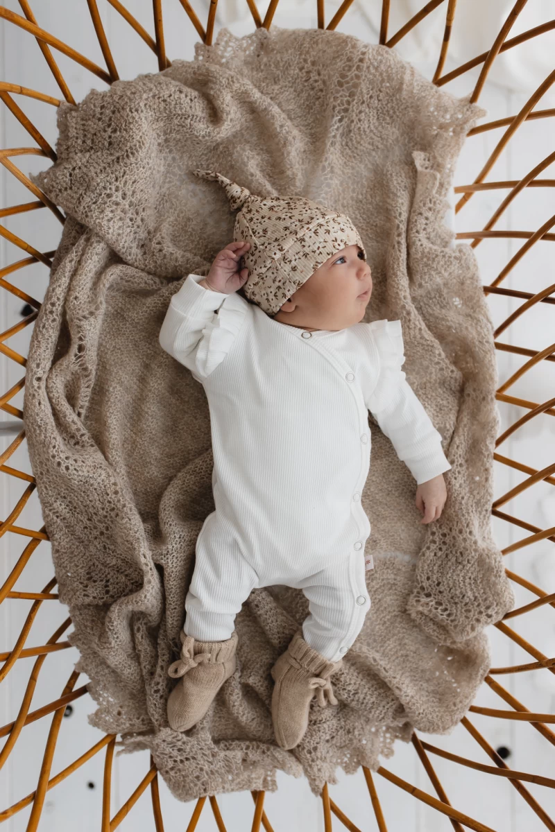 Hello Little You - boxpakje ruffle rib ecru, slofjes merino wol zand, mutsje rib blossom