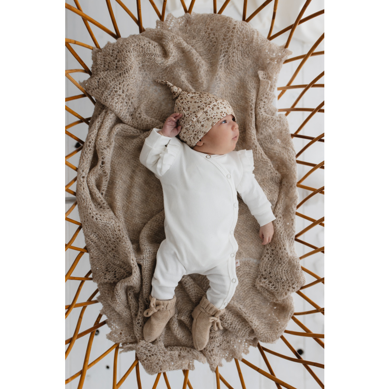 Hello Little You - boxpakje ruffle rib ecru, slofjes merino wol zand, mutsje rib blossom