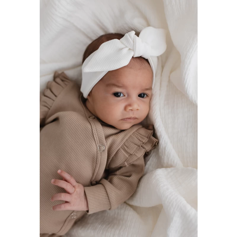 Hello Little You - boxpakje ruffle rib taupe, haarbandje rib ecru, slofjes merino wol