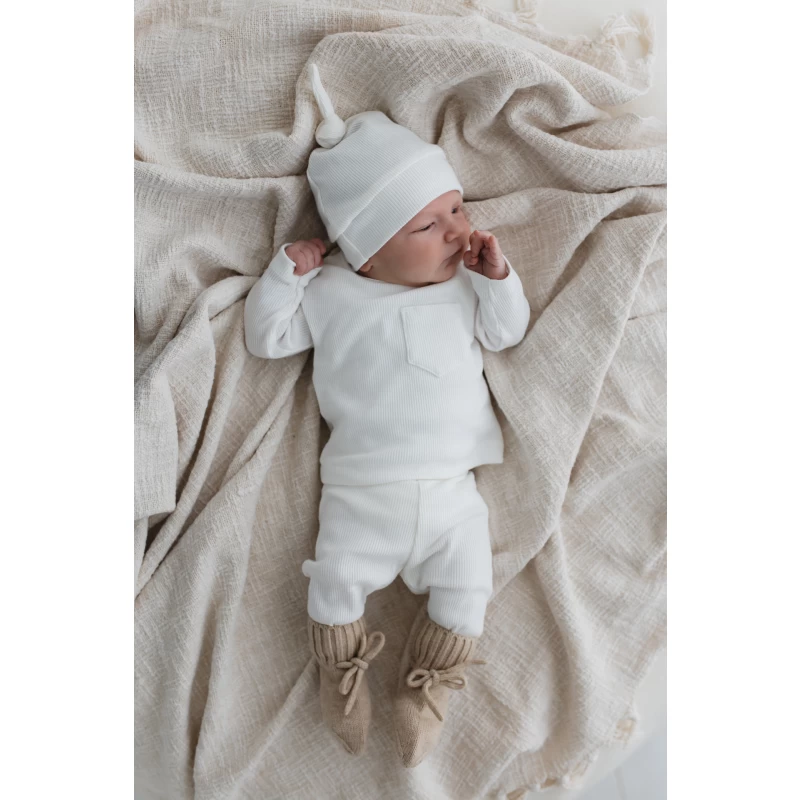 Hello Little You, longsleeve rib ecru, mutsje newborn rib ecru, slofjes zand merino wol