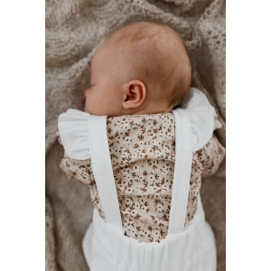 Hello little you - longsleeve ruffles rib blossom, tuinpakje ruffle rib ecru, slofjes merino wol zand, op buik