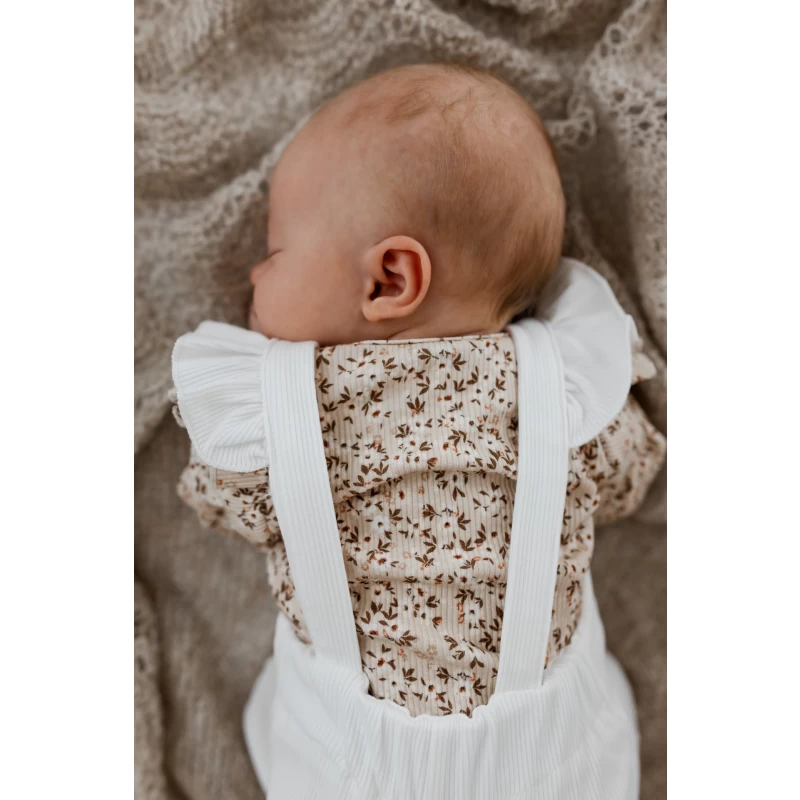 Hello little you - longsleeve ruffles rib blossom, tuinpakje ruffle rib ecru, slofjes merino wol zand, op buik