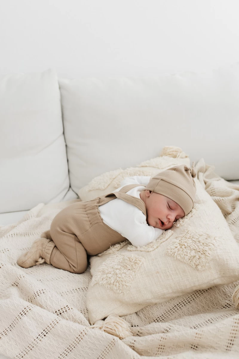 Hello little you - tuinpakje taupe rib, slofjes merino wol zand, longsleeve rib ecru, mutsje rib taupe