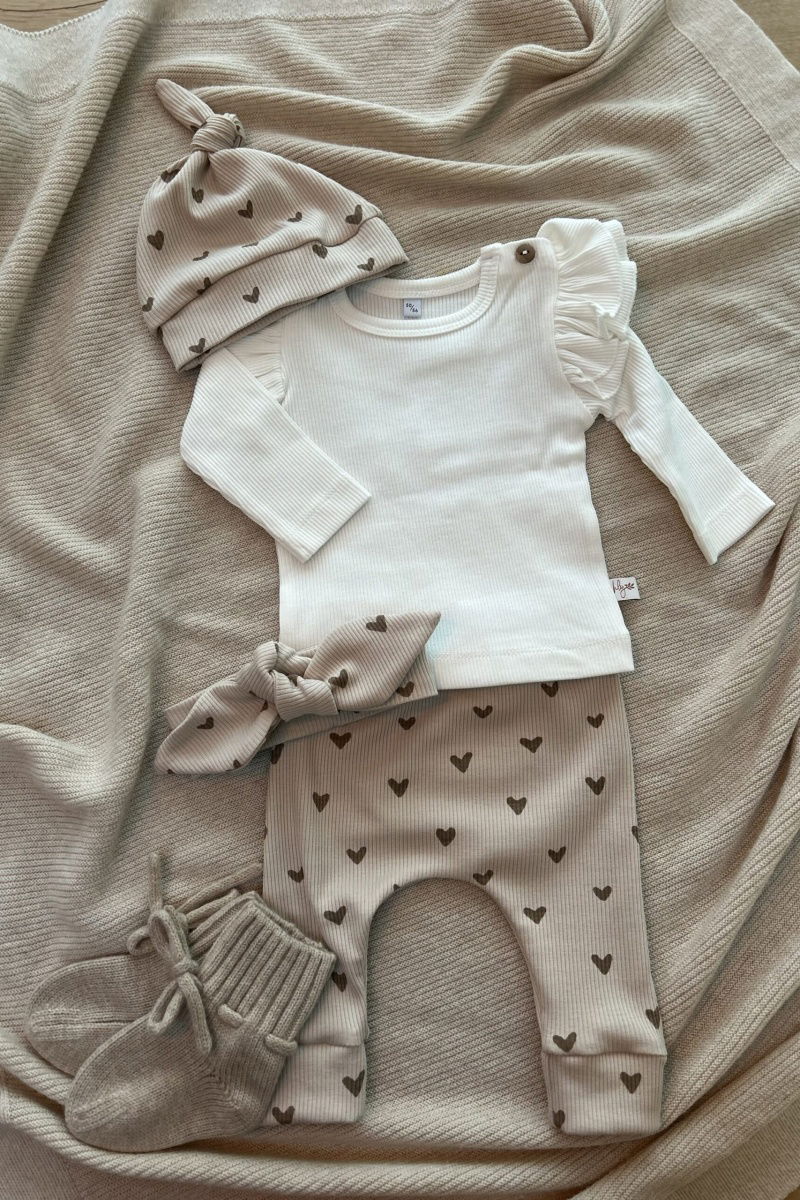 Hello little you - broekje legging hartjes taupe bruin zandkleur - mutsje newborn, haarbandje, slofjes merino wol zand