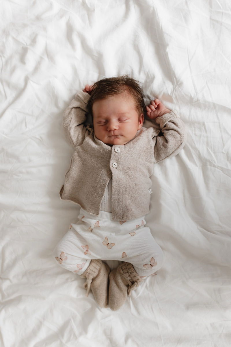 Newborn meisjes broekje of legging met vlinders, slofjes merino wol zand