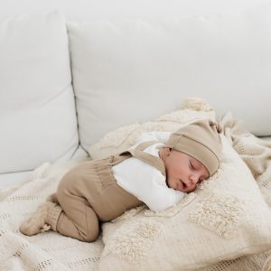 Hello little you - tuinpakje jongen newborn rib taupe, overslagshirtje rib ecru, slofjes merino wol zand achter