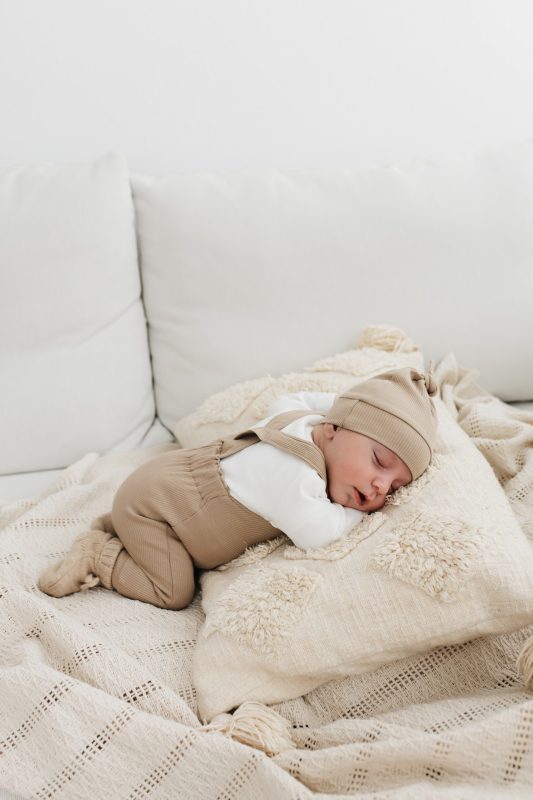 Hello little you - tuinpakje jongen newborn rib taupe, overslagshirtje rib ecru, slofjes merino wol zand achter