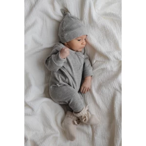 Hello little you - boxpakje onregelmatige rib grijs, lichtgrijs, jongenskleding baby, babypakje jongetje, mutsje rib grijs, slofjes merino wol off white