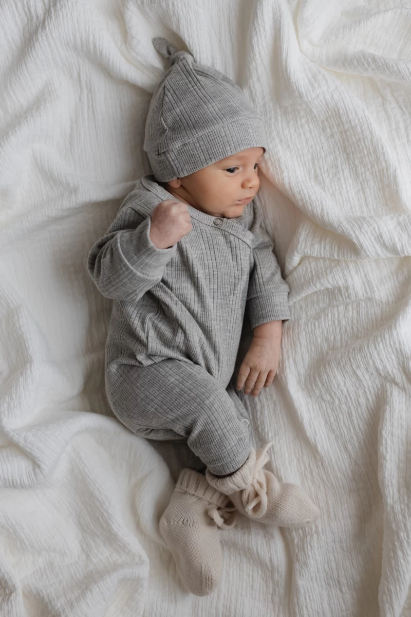 Hello little you - boxpakje onregelmatige rib grijs, lichtgrijs, jongenskleding baby, babypakje jongetje, mutsje rib grijs, slofjes merino wol off white
