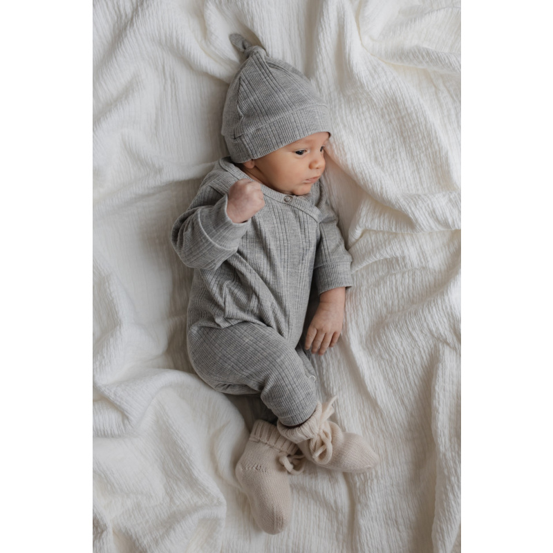 Hello little you - boxpakje onregelmatige rib grijs, lichtgrijs, jongenskleding baby, babypakje jongetje, mutsje rib grijs, slofjes merino wol off white