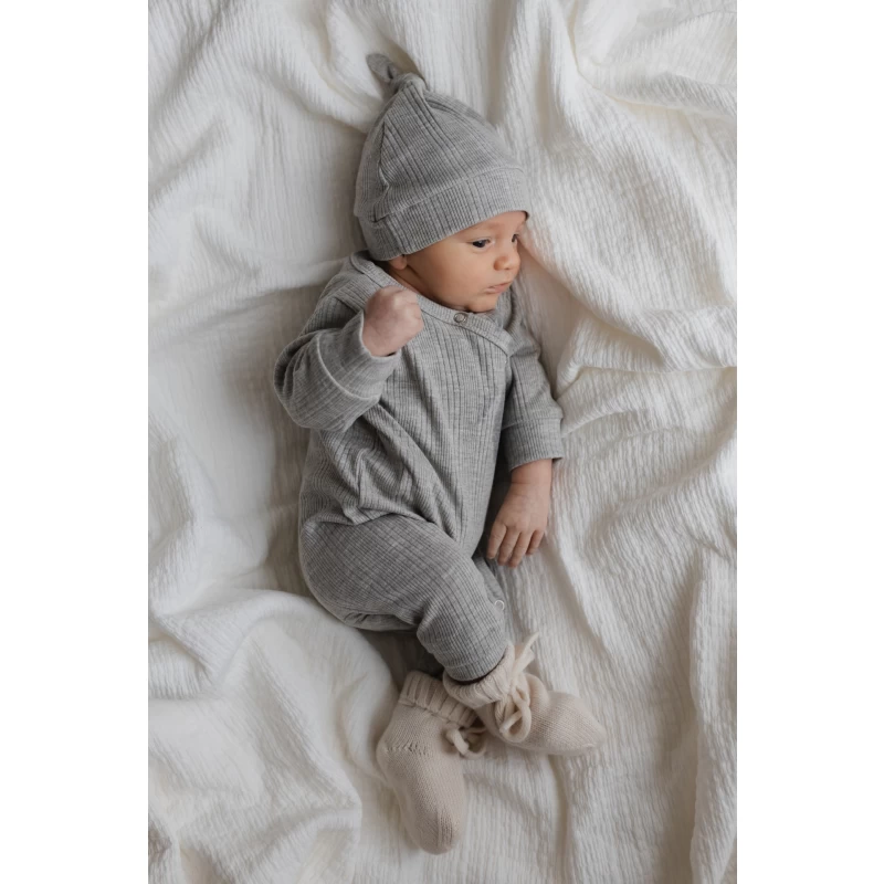 Hello little you - boxpakje onregelmatige rib grijs, lichtgrijs, jongenskleding baby, babypakje jongetje, mutsje rib grijs, slofjes merino wol off white