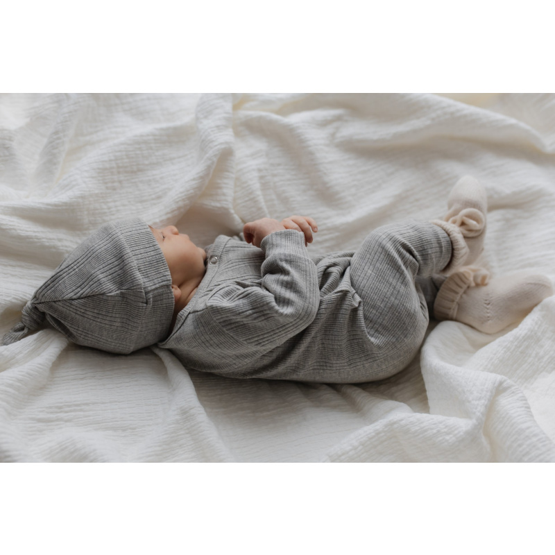 Hello little you - boxpakje onregelmatige rib grijs, lichtgrijs, jongenskleding baby, geboorteoutfit jongetje, mutsje rib grijs, slofjes merino wol off white