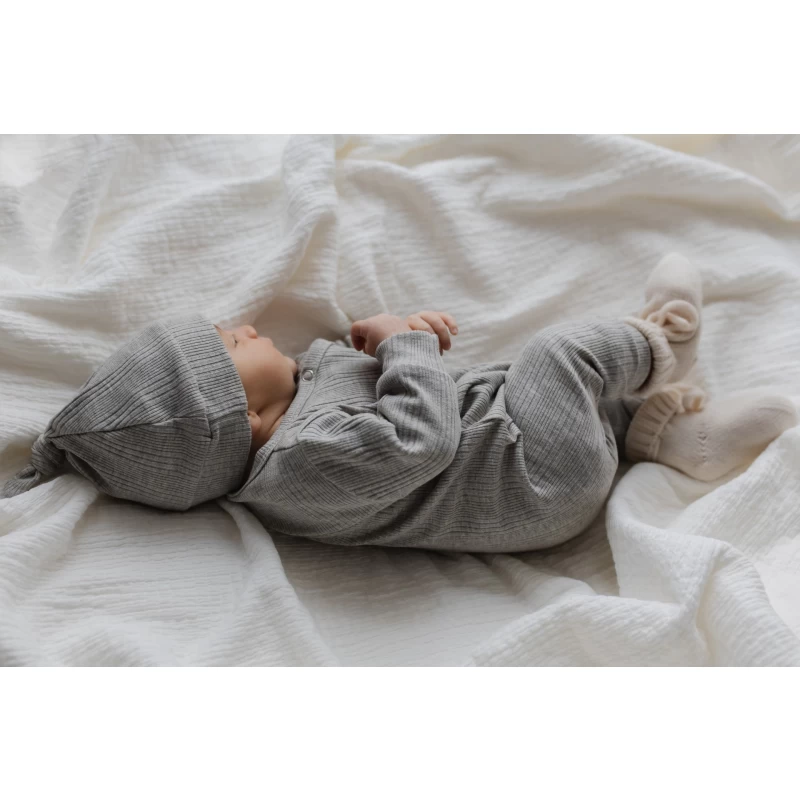 Hello little you - boxpakje onregelmatige rib grijs, lichtgrijs, jongenskleding baby, geboorteoutfit jongetje, mutsje rib grijs, slofjes merino wol off white