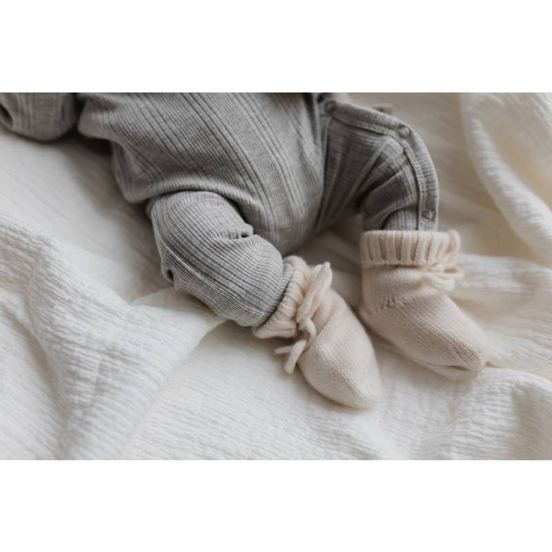 Hello little you - boxpakje onregelmatige rib grijs, lichtgrijs, mutsje rib grijs, slofjes merino wol off white