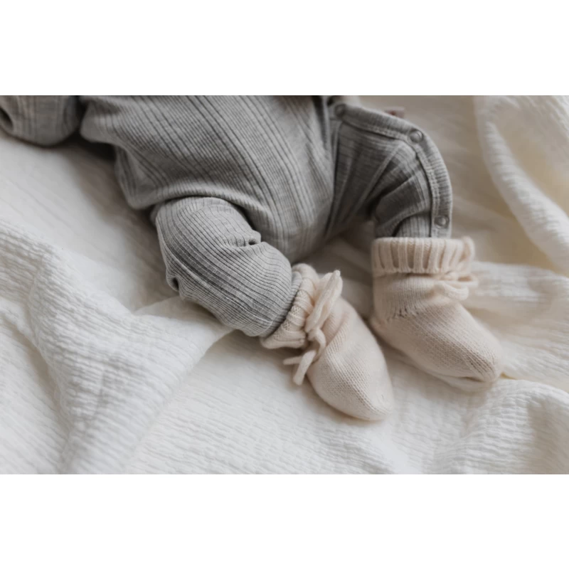 Hello little you - boxpakje onregelmatige rib grijs, lichtgrijs, mutsje rib grijs, slofjes merino wol off white