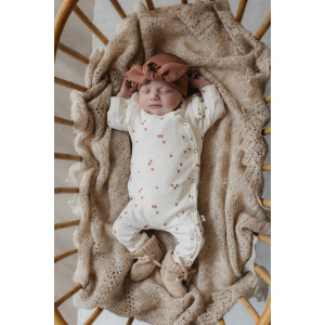 Hello little you - boxpakje ruffles ecru met hartjes clay, haarbandje rib kleiroze, geboorteoutfit meisje baby, slofjes merino wol zand