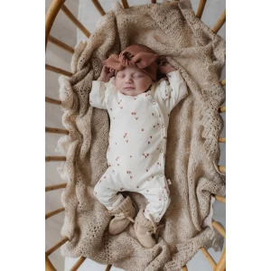 Hello little you - boxpakje ruffles ecru met hartjes clay, haarbandje rib kleiroze, geboorteoutfit meisje baby, slofjes merino wol zand
