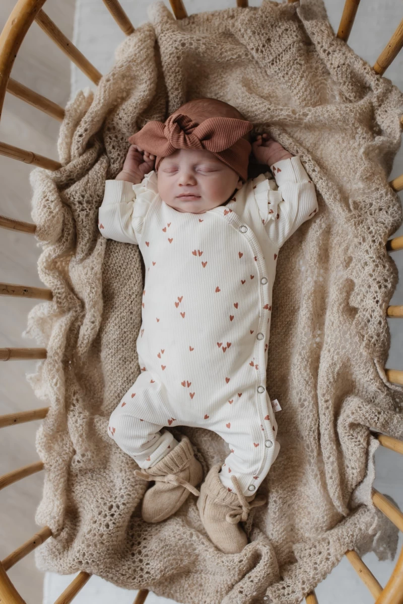 Hello little you - boxpakje ruffles ecru met hartjes clay, haarbandje rib kleiroze, geboorteoutfit meisje baby, slofjes merino wol zand