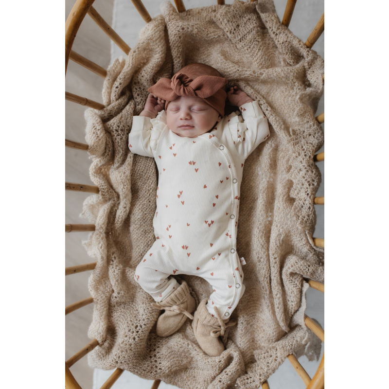 Hello little you - boxpakje ruffles ecru met hartjes clay, haarbandje rib kleiroze, geboorteoutfit meisje baby, slofjes merino wol zand