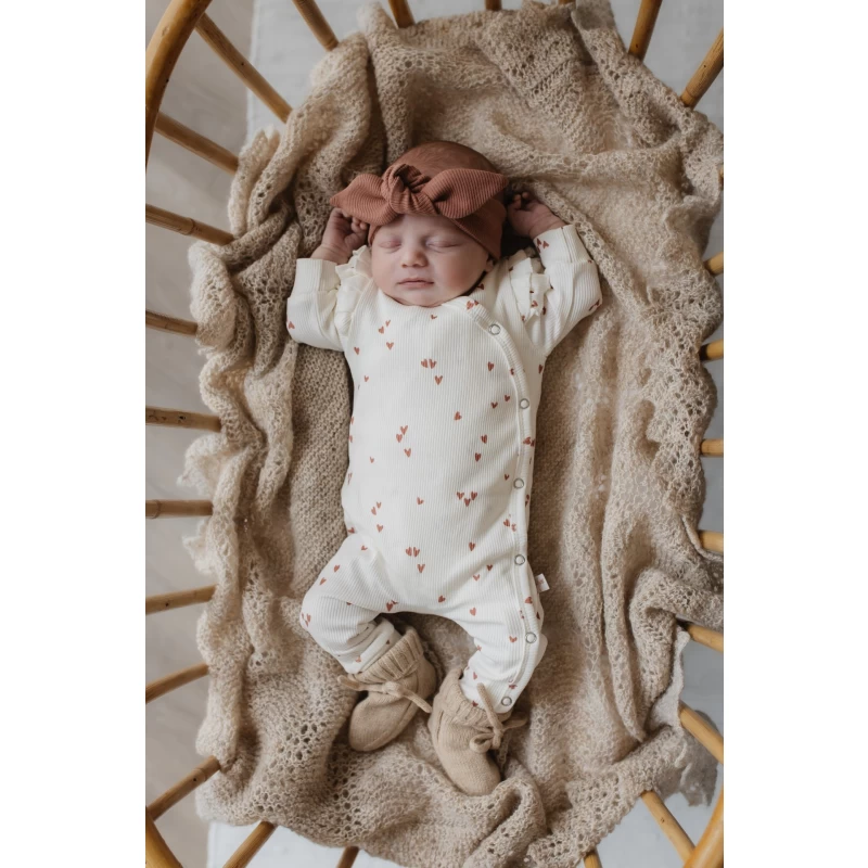 Hello little you - boxpakje ruffles ecru met hartjes clay, haarbandje rib kleiroze, geboorteoutfit meisje baby, slofjes merino wol zand