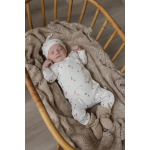 Hello little you - boxpakje ruffles ecru met hartjes clay, mutsje ecru met kleiroze harten, geboorteoutfit meisje baby, slofjes merino wol zand