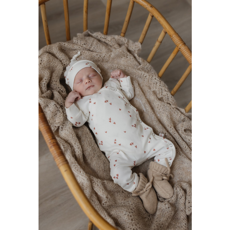 Hello little you - boxpakje ruffles ecru met hartjes clay, mutsje ecru met kleiroze harten, geboorteoutfit meisje baby, slofjes merino wol zand